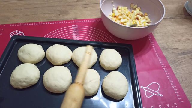 Вы ТОЛЬКО ПОСМОТРИТЕ,ЧТО ВНУТРИ!😍Булочки рогалики с ... смотреть онлайн