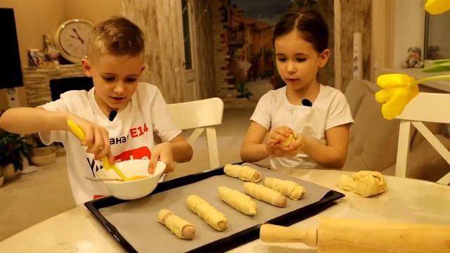 Печем сосиски в тесте, булочки с вареньем и ватрушки. смотреть онлайн