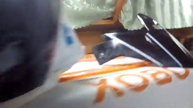 Пробую рисовать аэрографом и лакируем козырек мотошлема.(3) смотреть онлайн