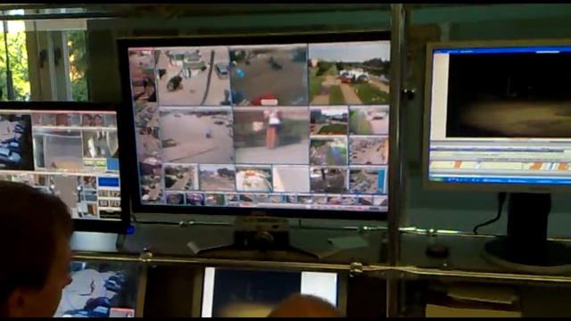 Игрушка для операторов видеонаблюдения. Поворотные камеры с зумом для слежения за девочкам