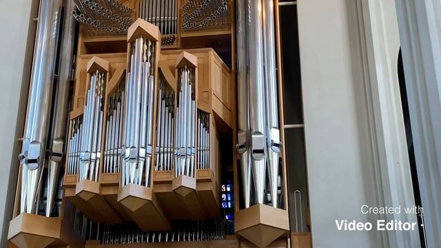 Inside Hallgrímskirkja in 4K! Beautiful song played by organist in Church in Iceland, Reykjavík смотреть онлайн