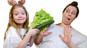 Лера учит маму правильно питаться и заниматься спортом