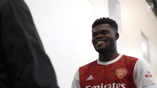 Partey meets Aubameyang & Lacazette | Behind the scenes on Thomas' first day at Arsenal смотреть онлайн