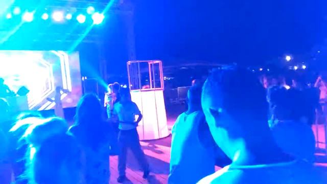 Royal Holiday beach party смотреть онлайн