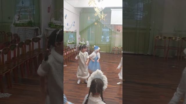23.12.2021 Новогодний утренник, танец Валенки смотреть онлайн