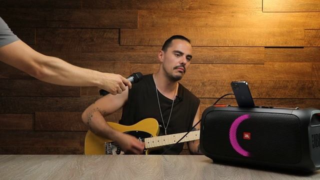 JBL PartyBox On The Go - Обзор ? МОЩНАЯ колонка ДЛЯ ВЕЧЕРИНОК ? КАРАОКЕ колонка С МИКРОФОНОМ смотреть онлайн