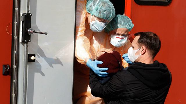 В Чехии штрафуют людей без защитной маски смотреть онлайн