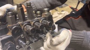 Гидрораспределитель от JCB 541-70. Проверяем золотники на возврат в исходное положение после ремонт