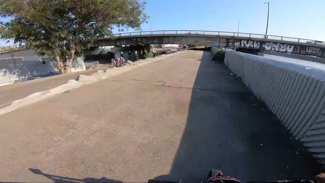 Little Kid Crash His Mini Bike On His First Ride Out! Mini bike River bed Run смотреть онлайн