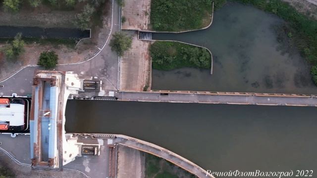 Теплоход Мустай Карим в 1м шлюзе ВДСК смотреть онлайн