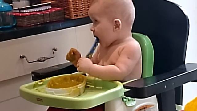 Вот так надо учить малыша есть самостоятельно. Learning baby how to eat himself :) смотреть онлайн