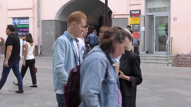 Антон Теляков задаёт неудобные вопросы людям на улице. Москва смотреть онлайн