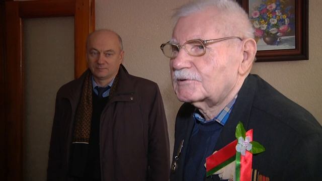 С цветами, подарками и словами благодарности смотреть онлайн