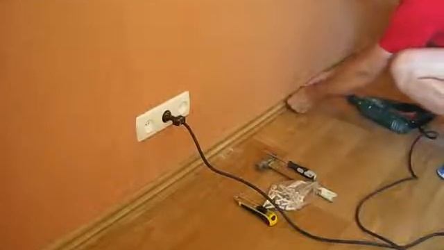 Монтаж пластикового плинтуса поверх линолеума смотреть онлайн