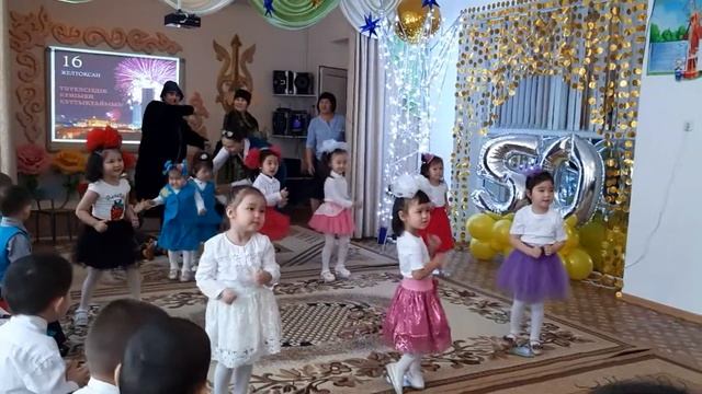 Танец маленькие звезды дет.сад ер тостик.Аружан 4 годика смотреть онлайн