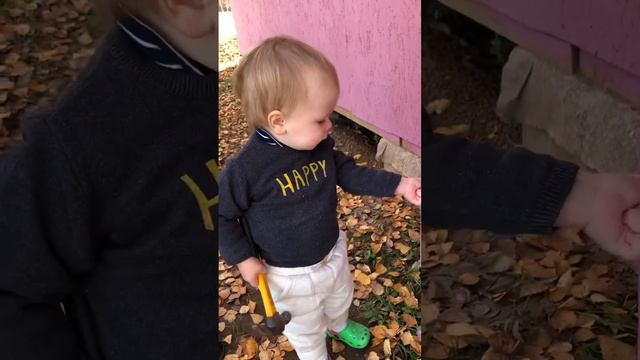 Малыш знает как забивать гвозди😄 смотреть онлайн