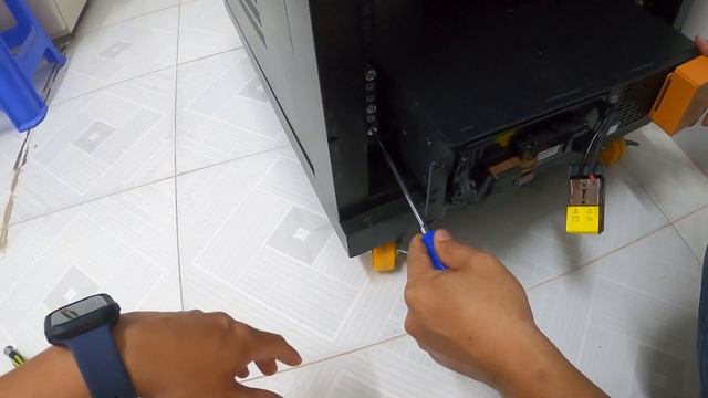 APC Smart-UPS SRT 3000VA RM 230V unboxing and setup смотреть онлайн