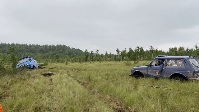 Эвакуация из болота красивой Mitsubishi Delica двумя нивами ) смотреть онлайн