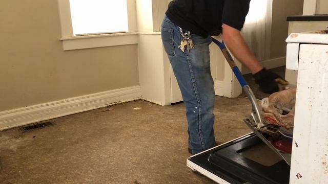Hauling Away A Hoarder Kitchen! - Time Lapse смотреть онлайн