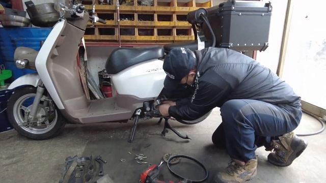 I will replace the Honda Benly 110 drivetrain belt and pulley set смотреть онлайн