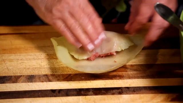 Голубцы из белокочанной капусты с мясным фаршем ассорти и очень вкусной овощной заправкой!!! смотреть онлайн