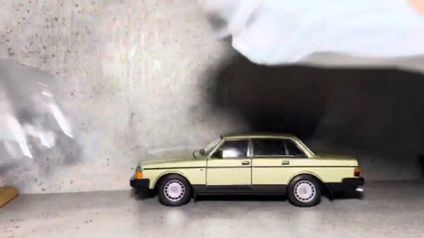 1/24 Welly Volvo 240 GL