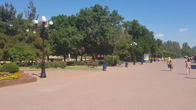 Прибытие поезда на набережной Феодосии. #4к , #UHD , 4K , #крым2019 , #Феодосия2019 ,#Море ,#крым смотреть онлайн