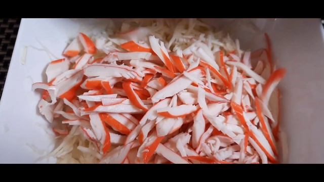 ТАК ВЫ ЕЩЕ НЕ ГОТОВИЛИ! Совершенно простое блюдо! Салат с капустой, яблоком и крабовыми палочками. смотреть онлайн