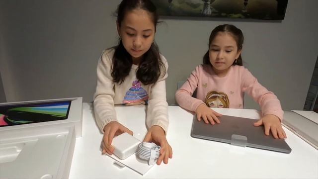 Unboxing a brand new Apple MacBook Pro (13-inch, M1, 2020) смотреть онлайн