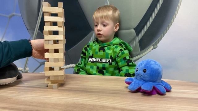 ДЖЕНГА ! Будуєм найвищу башню / Playing Jenga with my dad смотреть онлайн