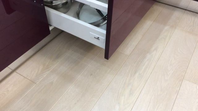 Глянцевая угловая кухня в современном стиле. Кухня-студия. Интерьер и Дизайн. смотреть онлайн