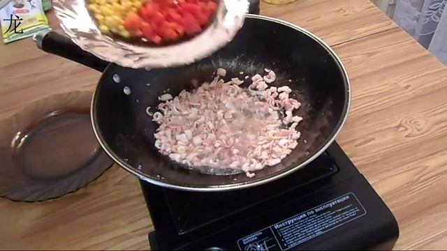 Жареный рис с овощами и морепродуктами (炒饭蔬菜和海鲜): китайская кухня смотреть онлайн