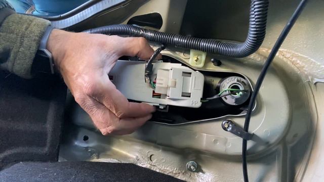 How to change tail light bulbs on a 1990-1997 Mazda MX-5 Miata смотреть онлайн