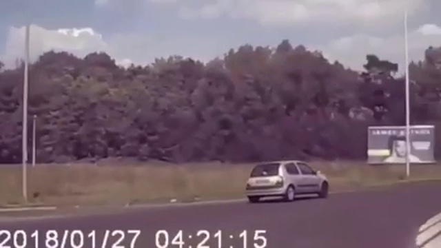 Невероятный полёт автомобиля.. смотреть онлайн