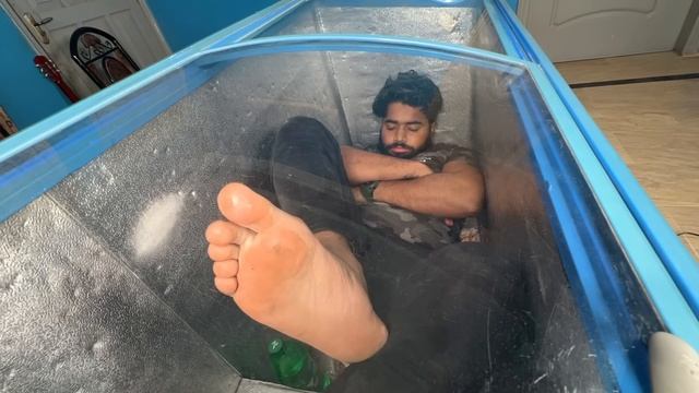 LIVING IN FRIDGE FULL DAY CHALLENGE ?!! BAND BAJ GAI ? смотреть онлайн