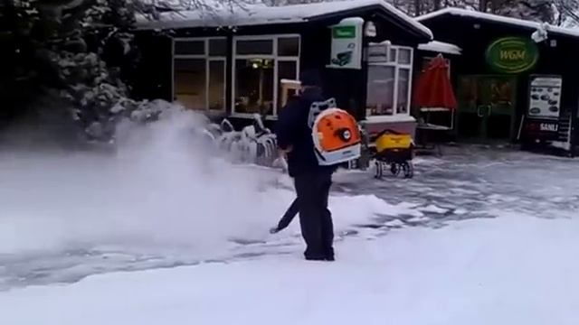 Уборка снега воздуходувкой Stihl BR 430 смотреть онлайн