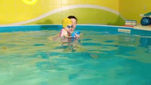 Как плавать с ребенком с года до трех лет. Обучающее видео.