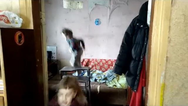 Дети скачут с лестницы смотреть онлайн