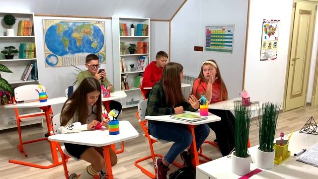 Друзья УКРАЛИ ТЕЛЕФОНЫ и прочитали ТАЙНУЮ ПЕРЕПИСКУ Евы и Савы! смотреть онлайн