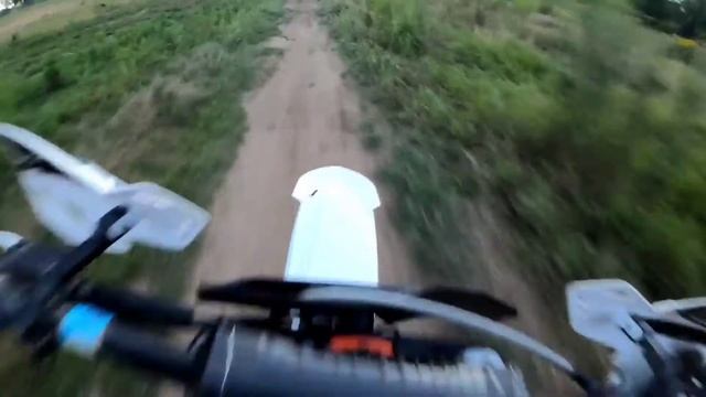racing around on a honda trx 250 and a ktm 250 sx смотреть онлайн