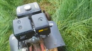 Косилка терминатор .Покос травы. густая высокая трава.