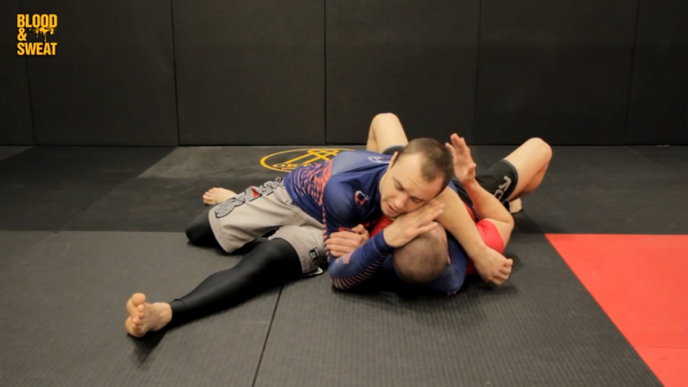 Удушающий треугольник руками из гарда. Джиу джитсу. смотреть онлайн