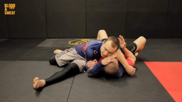 Удушающий треугольник руками из гарда. Джиу джитсу.