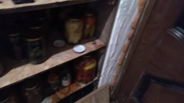 кинул телефон в окно