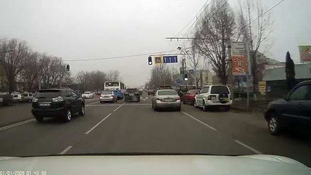 Беспредельщик A326YDO подрезает меня и всех на дороге едет на красный смотреть онлайн