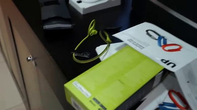 Обзор беспроводных гарнитур Plantronics Voyager Edge и BackBeat Fit смотреть онлайн
