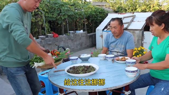 【百味大彭】东北菜的神仙吃法，来一盘蘸酱菜，搭配茄子酱蘸着吃，很美味