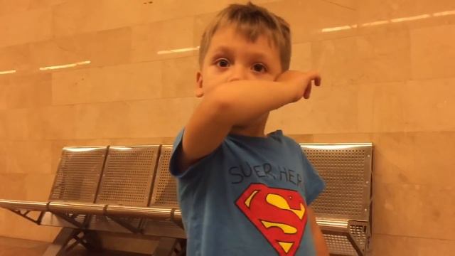 Киевское Метро. Как Мы с Артёмом на Метро катались. Метро Киев, старые и новые вагоны и поезда смотреть онлайн