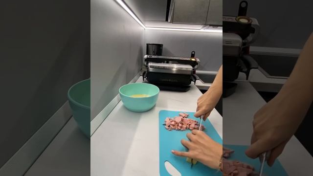 Готовим завтрак на гриле Tefal optigril XL омлет смотреть онлайн