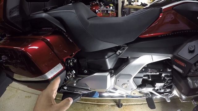 2021 Goldwing Tour Seat and Side Panel Removal смотреть онлайн